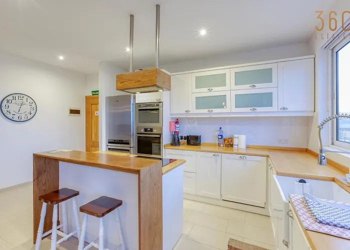 A Beautiful Spacious In A Picaresque Location By 360 Estates Hal Ghaxiak