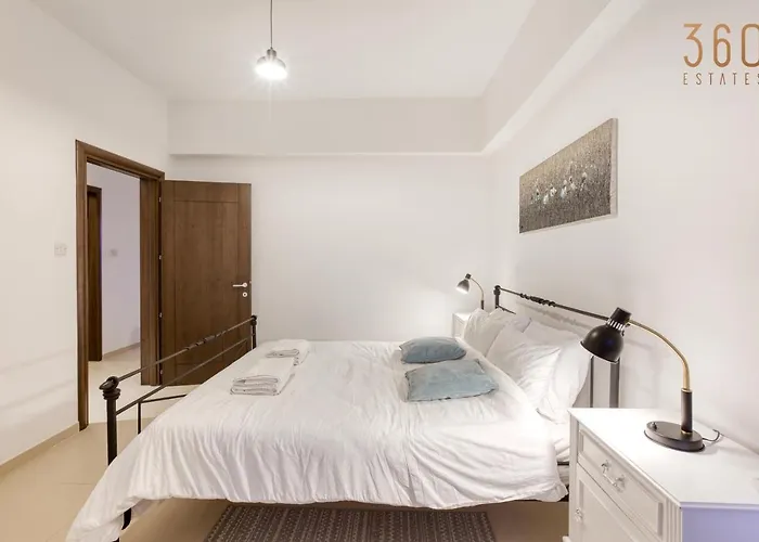 A Beautiful Spacious In A Picaresque Location By 360 Estates