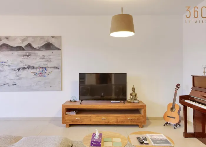 A Beautiful Spacious In A Picaresque Location By 360 Estates *