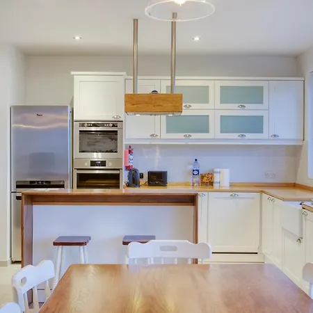 A Beautiful Spacious In A Picaresque Location By 360 Estates *