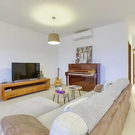 A Beautiful Spacious In A Picaresque Location By 360 Estates Apartment *