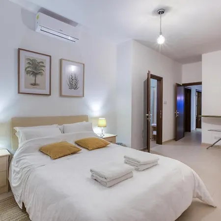 A Beautiful Spacious In A Picaresque Location By 360 Estates Appartement Hal Ghaxiak