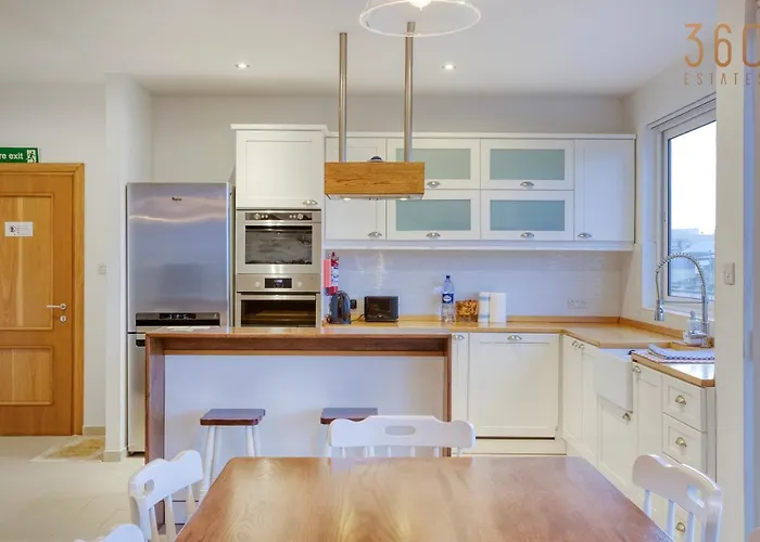 A Beautiful Spacious In A Picaresque Location By 360 Estates *