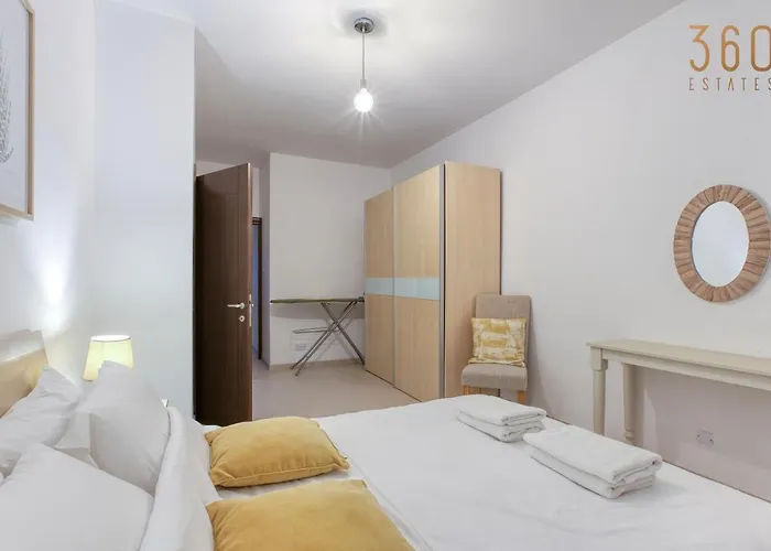 A Beautiful Spacious In A Picaresque Location By 360 Estates Apartament Hal Ghaxiak