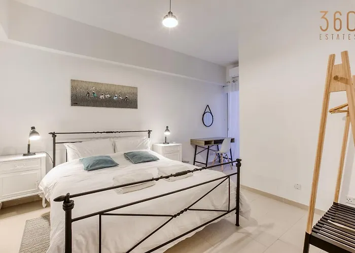 A Beautiful Spacious In A Picaresque Location By 360 Estates Apartament