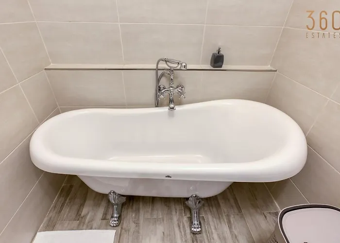 A Beautiful Spacious In A Picaresque Location By 360 Estates * Hal Ghaxiak