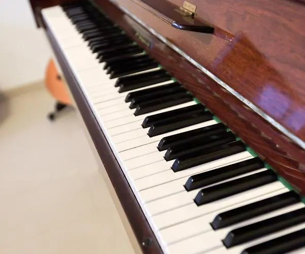 A Beautiful Spacious In A Picaresque Location By 360 Estates *