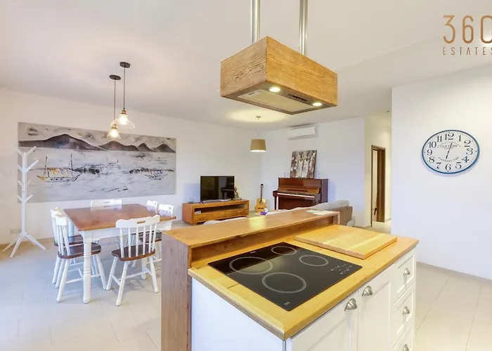 A Beautiful Spacious In A Picaresque Location By 360 Estates * Hal Ghaxiak